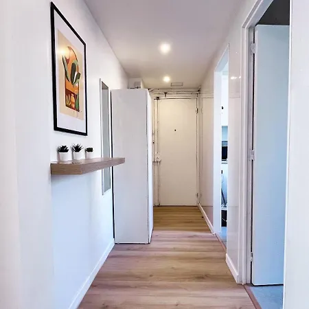 Adrien & Minmin's Cozy Home, 15 Minutes To Paris Apartment