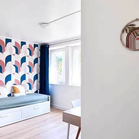 Adrien & Minmin's Cozy Home, 15 Minutes To Paris Apartment *